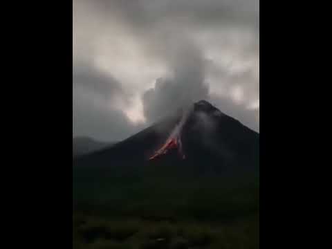 Un rayo cayó durante la alta actividad del Volcán Reventador en #napo