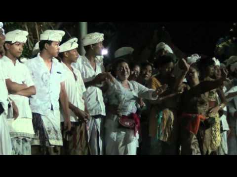 Bali: Whole Temple in Heavy Trance with Barong & Rangda's in Pura Dalem Sanur by Hans & Fifi