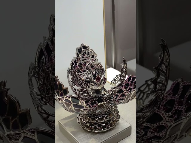 Vídeo relacionado con danila-souvenirs Huevo al estilo Fabergé de coronacion imperial/Caja de Joya con carruaje 6,5 cm azul