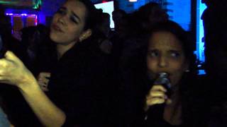 Karaoke em Manhattan, NYC - Luíza Tiné e Samantha Lopes - To Love You More