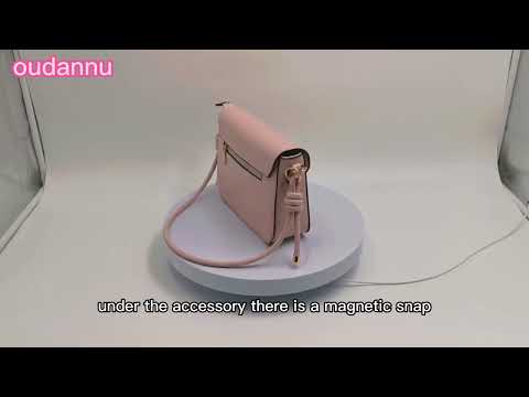 The handbags with magnetic snap are popular nowadays.
