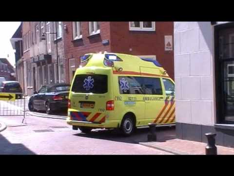 Ambulance 02-119 Dokkum vertrekt met spoed naar de Voorstraat te Buitenpost