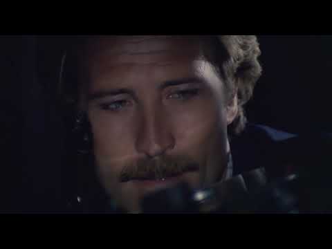 Assalto notturno a una stazione di servizio in Il Commissario di Ferro (1978)