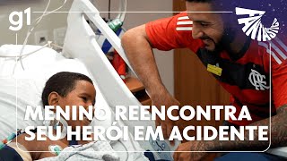 Menino que teve braço reimplantado após acidente de ônibus no Rio reencontra herói | FANTÁSTICO