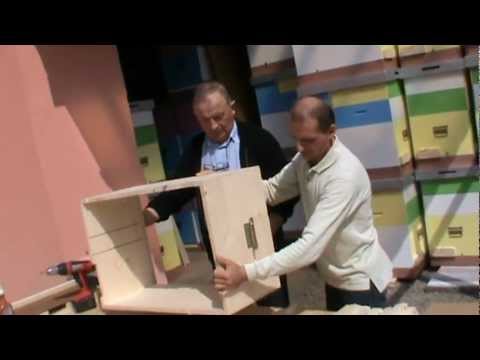 1. Viorel arata cum se monteaza un "Bio Stup - Ioan Ursu" primit la pachet prin curierat 1/4