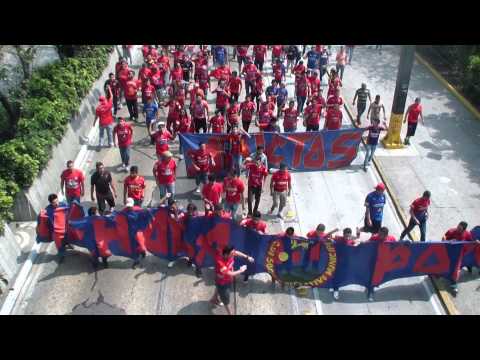 "La Banda del rojo caminando al mateo flores - Clasico 286" Barra: La Banda del Rojo &bull; Club: Municipal &bull; País: Guatemala