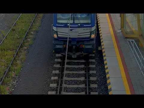Vectron ZSCS s nákladným vlakom v ŽST. Bratislava Predmestie