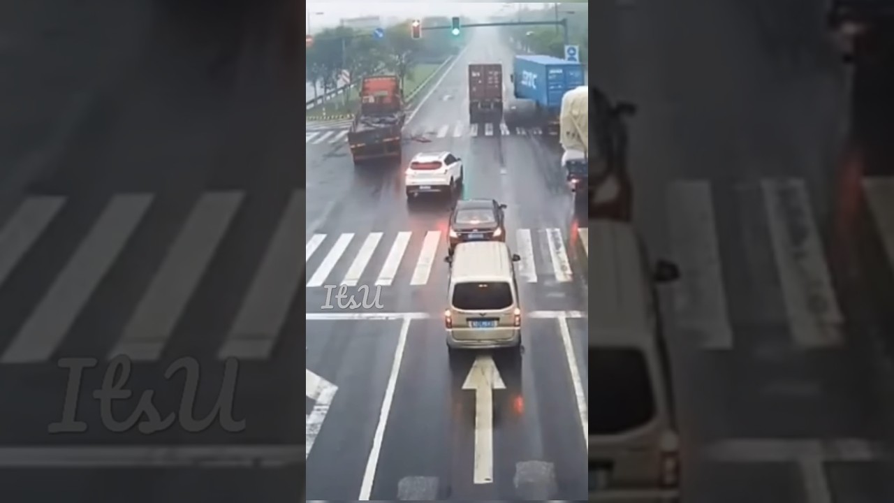 Road safety video | Example of blind spot in truck car road accident..