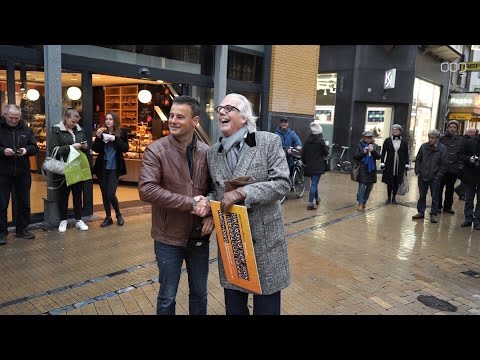 Piet van Dijken loopt 500e Herestraat Helemaal met Wilfred Genee