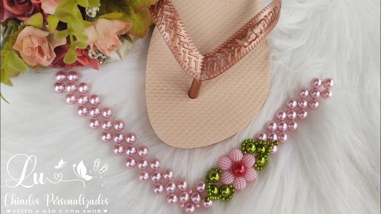COMO COSTURAR trama de PÉROLAS na correia do chinelo/COSTURA INVISÍVEL/INICIANTE.