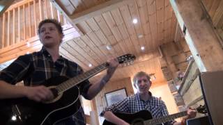 Kvalvågsgutane syng og spelar feite Egil