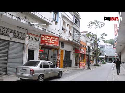 Postes ainda permanecem na via