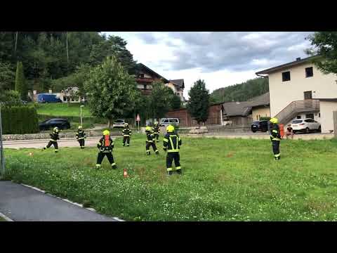 I pompieri si sfidano a palla prigioniera