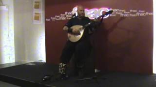 Le roi à fait battre tambour avec le public-Luc Arbogast à la FNAC de Rennes le 26/09/2013.