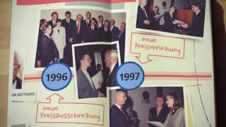 Video-Thumbnail des Jubiläumsfilms: Zeitstrahlanimation in aufgeschlagenem Notizbuch