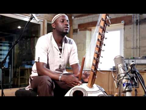 Seckou Keita - Mikhi Nathan Mu Toma (The Invisible Man - Official Video)