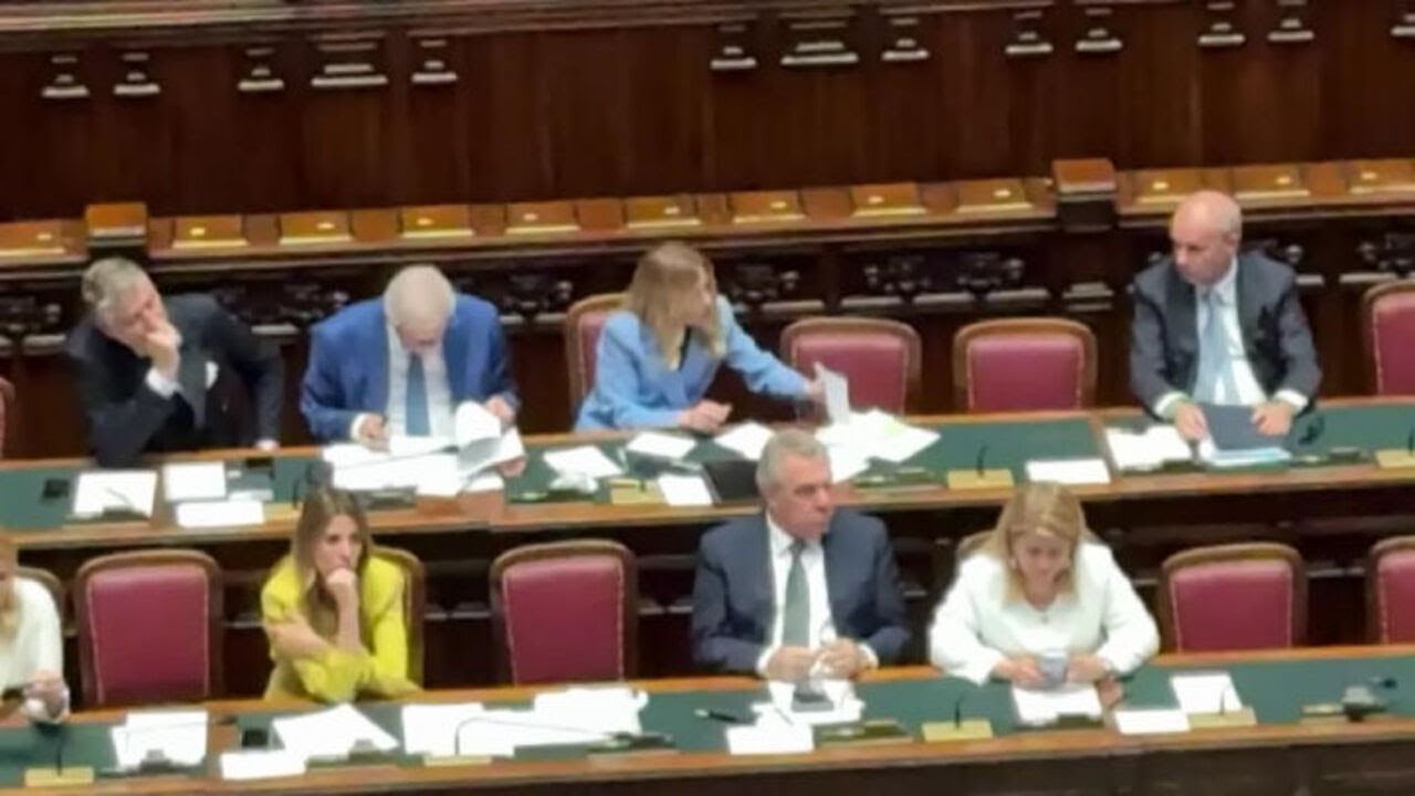 Dal prendere appunti al sistemarsi i capelli, i gesti di Meloni durante discussione alla Camera