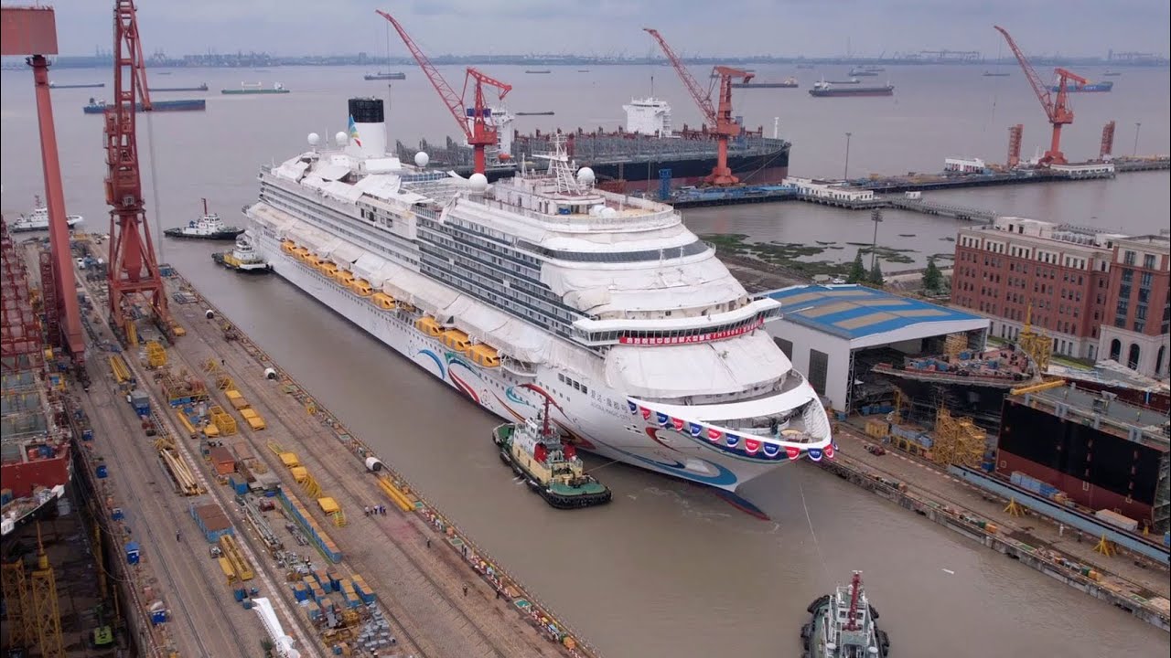 China's first domestically built large cruise ship successfully leaves building dock