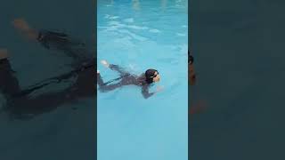 Download lagu KEREN Masya Alloh, cuma 30 menit belajar sudah bisa renang gaya dada. #shorts #renang mp3