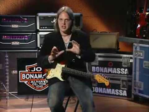 Joe Bonamassa presenting guitar effects, pedals and amps
