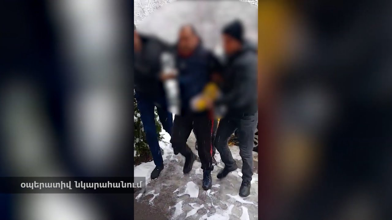 Ինչպես են բերման ենթարկում Տիրան Խաչատրյանին (տեսանյութ)