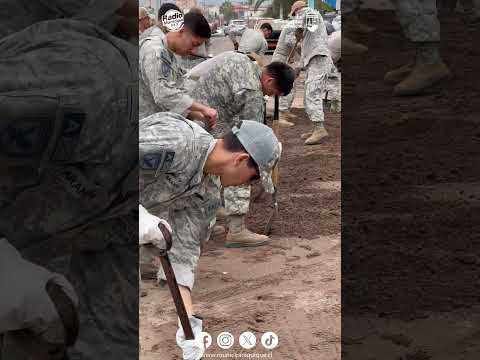 MILITARES RETIRANDO BARRO Y TIERRA DE LAS VÍAS EN IQUIQUE