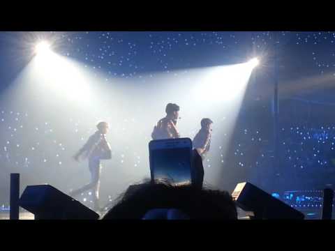 160910 EXOrDIUM in BKK Day 1 - LightSaber (1/2)