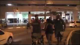 FLAGRANTE - POLICIAL AMEAÇA MANIFESTANTE NA BAHIA