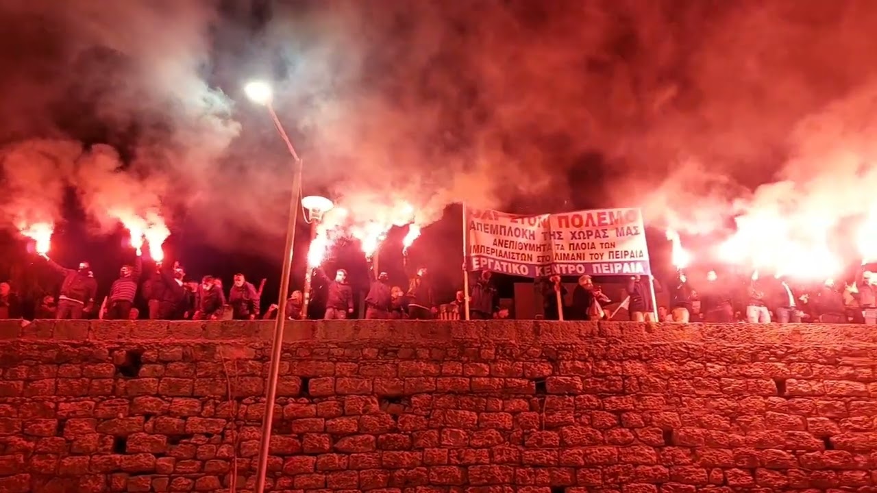 Piräus: Tausende brennende Fackeln bei einer Antikriegsdemonstration