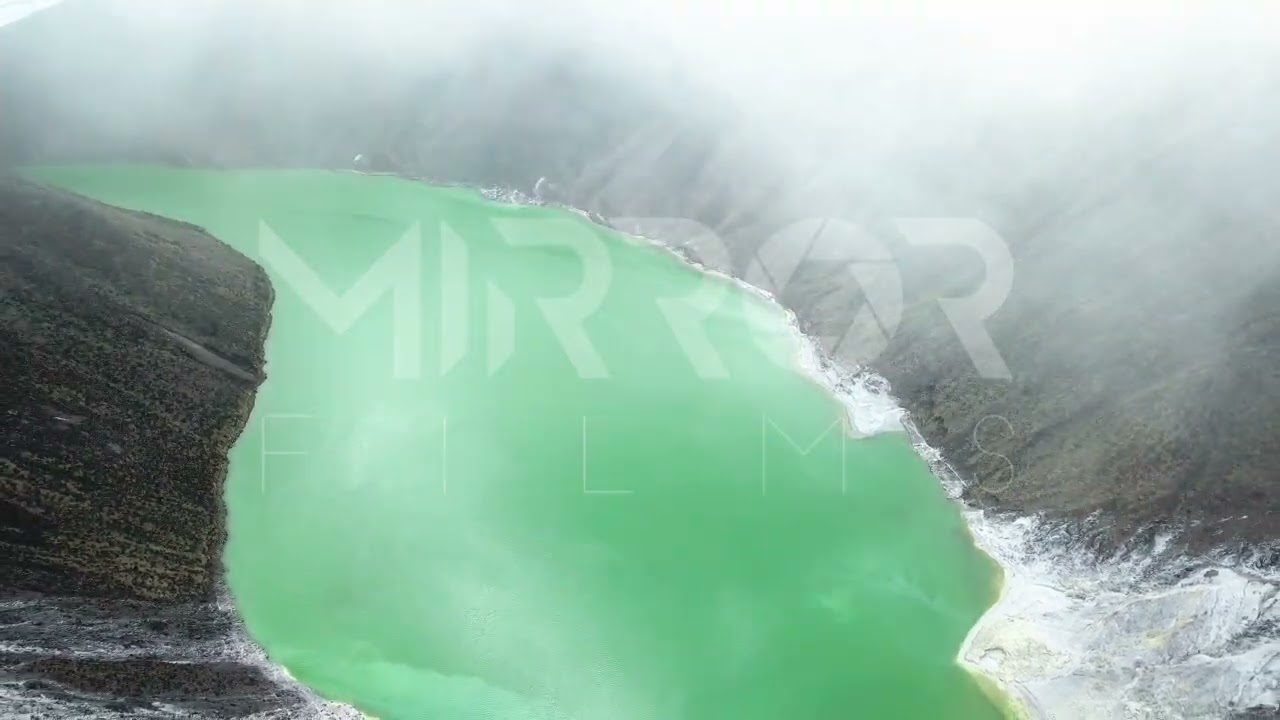 La Laguna Verde del volcán Azufral