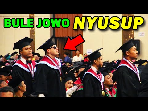 nekat-bule-jowo-terobos-acara-wisuda-prank-minta-ijasah