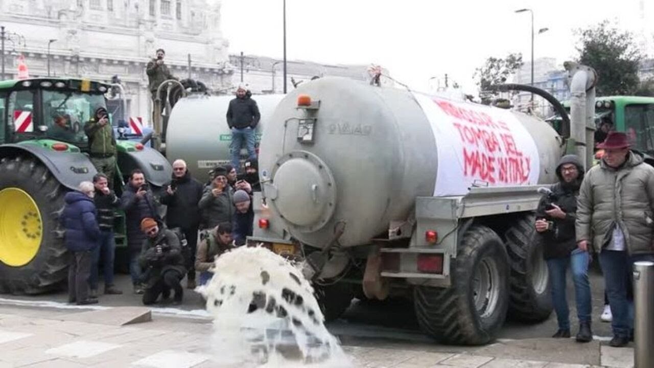 Gli agricoltori spruzzano latte davanti al Pirellone: "E' quello che accade alle aziende"
