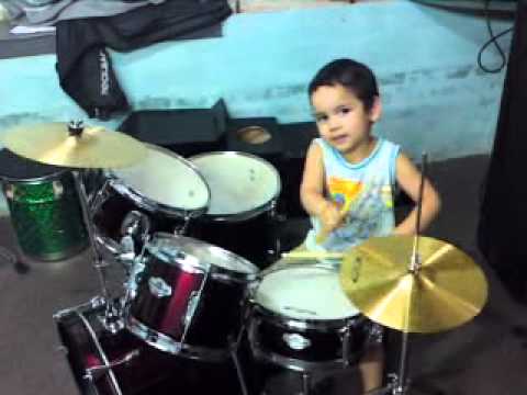 niño baterista e 3 años nico!