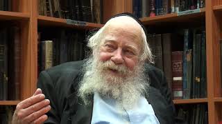 הרב עדין מסביר מהו הלוח העברי (תלמידי הרב עדין אבן ישראל (שטיינזלץ) זצ"ל) - התמונה מוצגת ישירות מתוך אתר האינטרנט יוטיוב. זכויות היוצרים בתמונה שייכות ליוצרה. קישור קרדיט למקור התוכן נמצא בתוך דף הסרטון