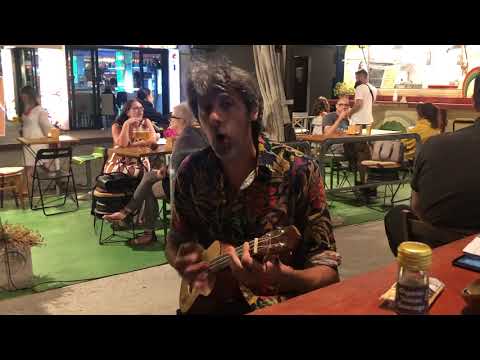 L’audacia di  #Checco il  #cantautore con L’ukulele al #fastmood di #lignano