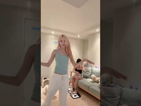 요즘 핫한 댄스 챌린지 중 강아지랑 놀다가 갑자기 난입한 언니?!😳