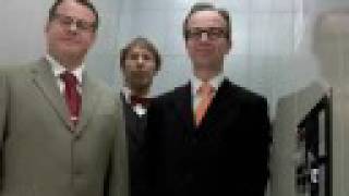 Virallisuus sihisi hississä