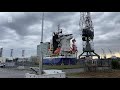 Bromtoon in de haven zorgt voor overlast
