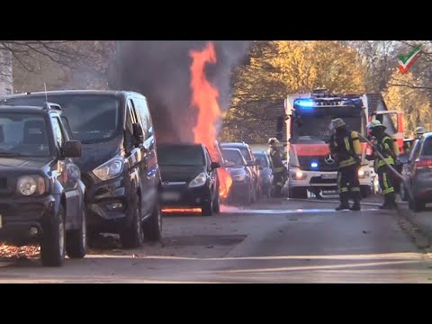 [PKW-Brand x2] Feuerwehreinsatz in Vorhalle - Feuerwehr musste zwei brennende Autos löschen