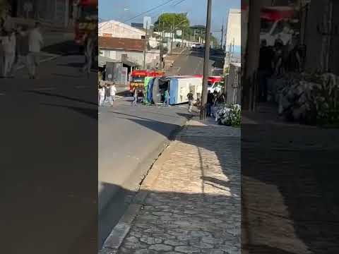 ÔNIBUS DE TURVO PR TOMBA NO CENTRO, EM GUARAPUAVA PR DEIXA 12 FERIDOS