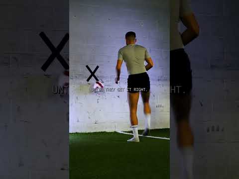 The difference between an amateur & a professional football player ⚽️🤯 #football #shorts