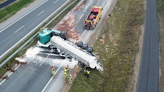 Cysterna ze spirytusem przewróciła się na S61. Ekspresówka całkowicie zamknięta (zdjęcia, wideo)