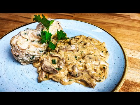 Selbstgemachte Semmelknödel mit Geschnetzeltem und Champignon-Rahm-Sauce | Rezeptvideo