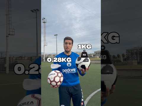 PALLONE PIÙ PESANTE 🆚 PALLONE PIÙ LEGGERO AL MONDO 😱 #calcio #challenge