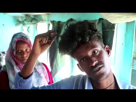 家族のいない難民を音楽で慰める (Music comforts a refugee without his family)