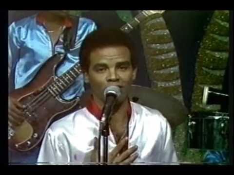 CARLOS MANUEL 'EL ZAFIRO' (video 80's) - Con Medio Peso - MERENGUE CLASICO
