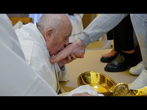 البابا فرنسيس يغسل ويقبل أقدام 12 سجينة في طقس "خميس العهد" ويدعو إلى التواضع…