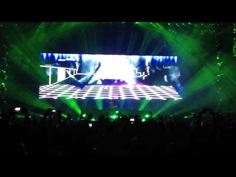 Tiesto -  Feed The Dada / Century (Tiesto & Moska Remix) - HD - Tiesto Club Life - Staples Center