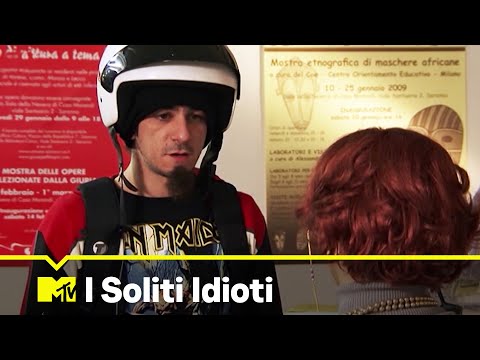 I Soliti Idioti: Dica... la raccomandata con posta prioritaria | Gisella e Sebastiano