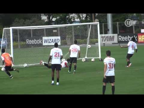 Ganso dá belo passe para gol de Jadson no rachão